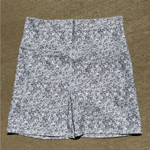 Vuori Studio Pocket Short in Light Micro Mini Camo Size Large - Picture 4 of 6